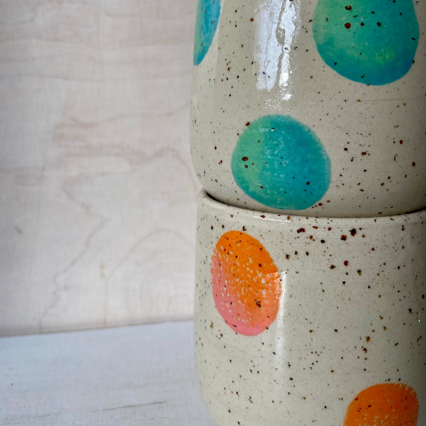 alt="Detailaufnahme Dots Cup Keramik Glasur und handgemalte Punkte, Studio Moki"