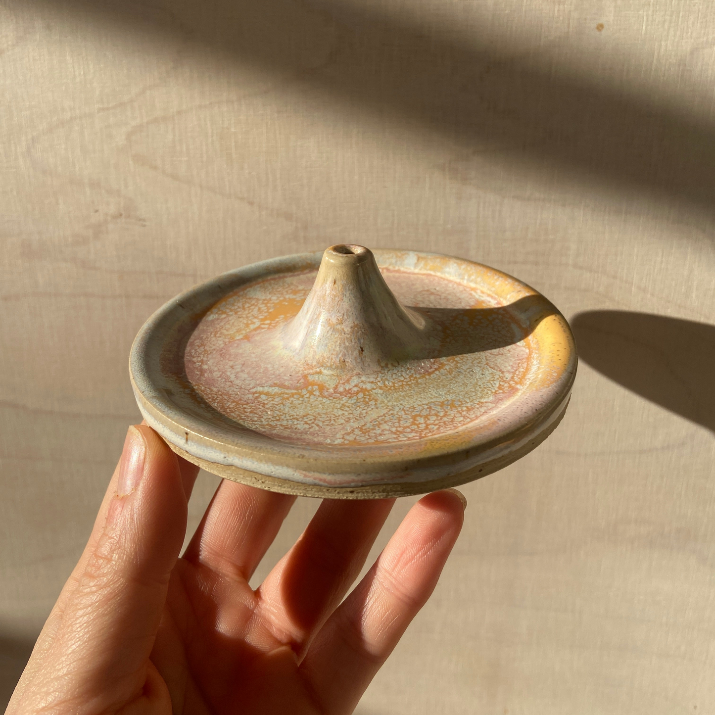 Peachy Räucherstäbchenhalter Keramik Studio Moki