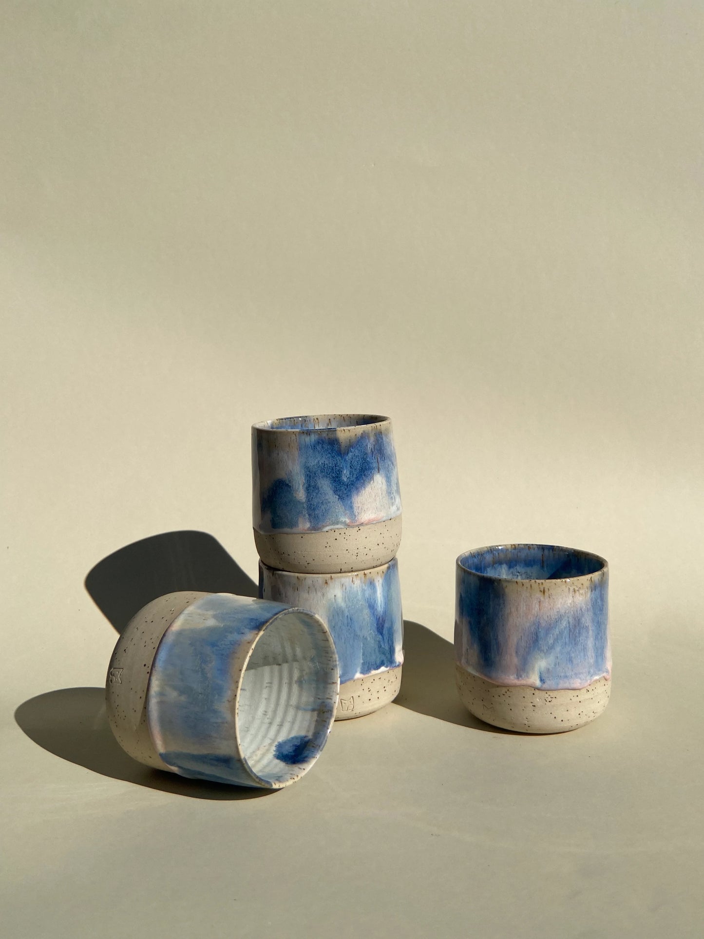 Keramikbecher Kaffee Tee Kandinsky Studio Moki Handgefertigt Blau und Rosa Versandkostenfrei ab 100€