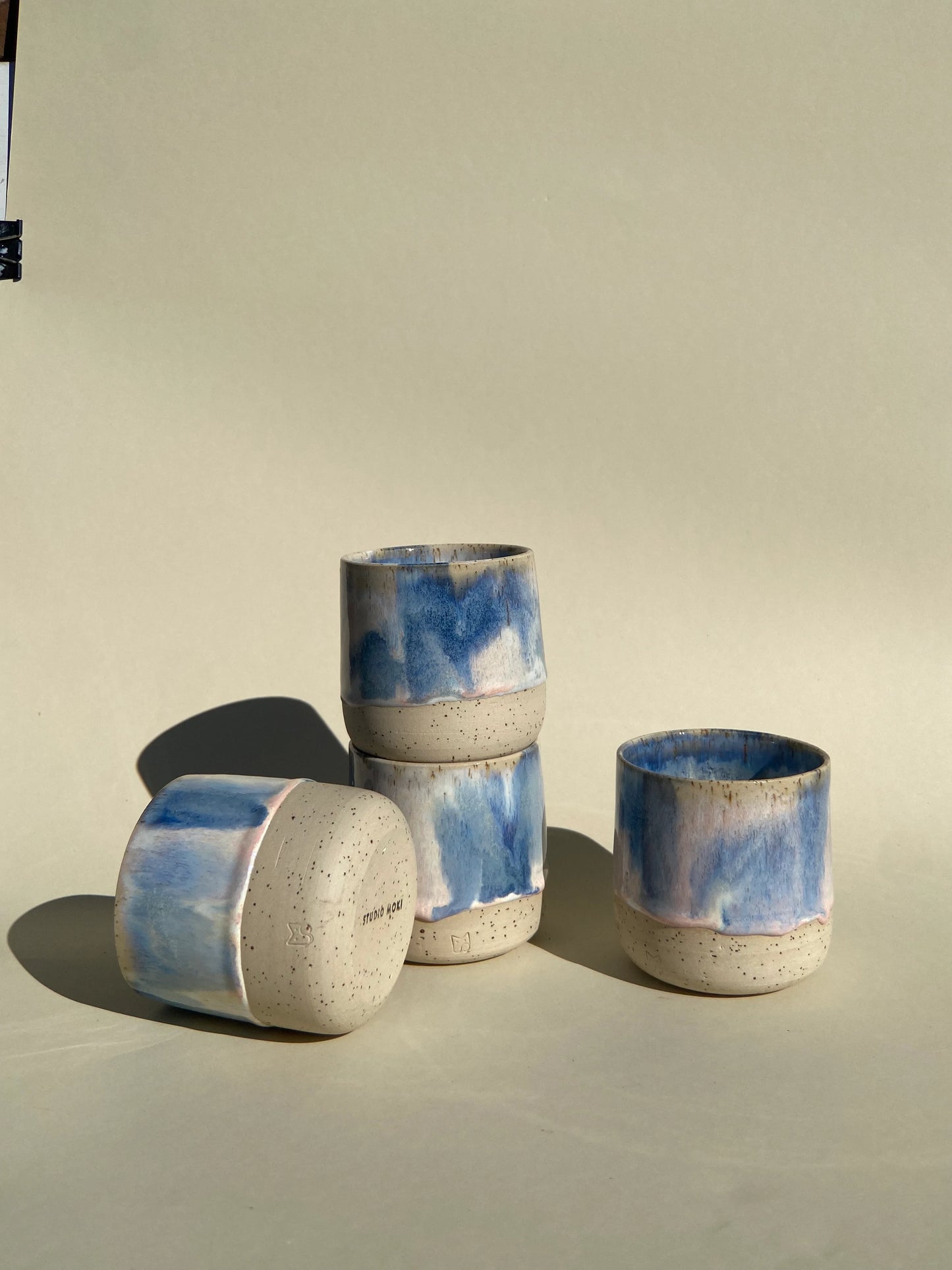 Keramikbecher Kaffee Tee Kandinsky Studio Moki Handgefertigt Blau und Rosa Versandkostenfrei ab 100€