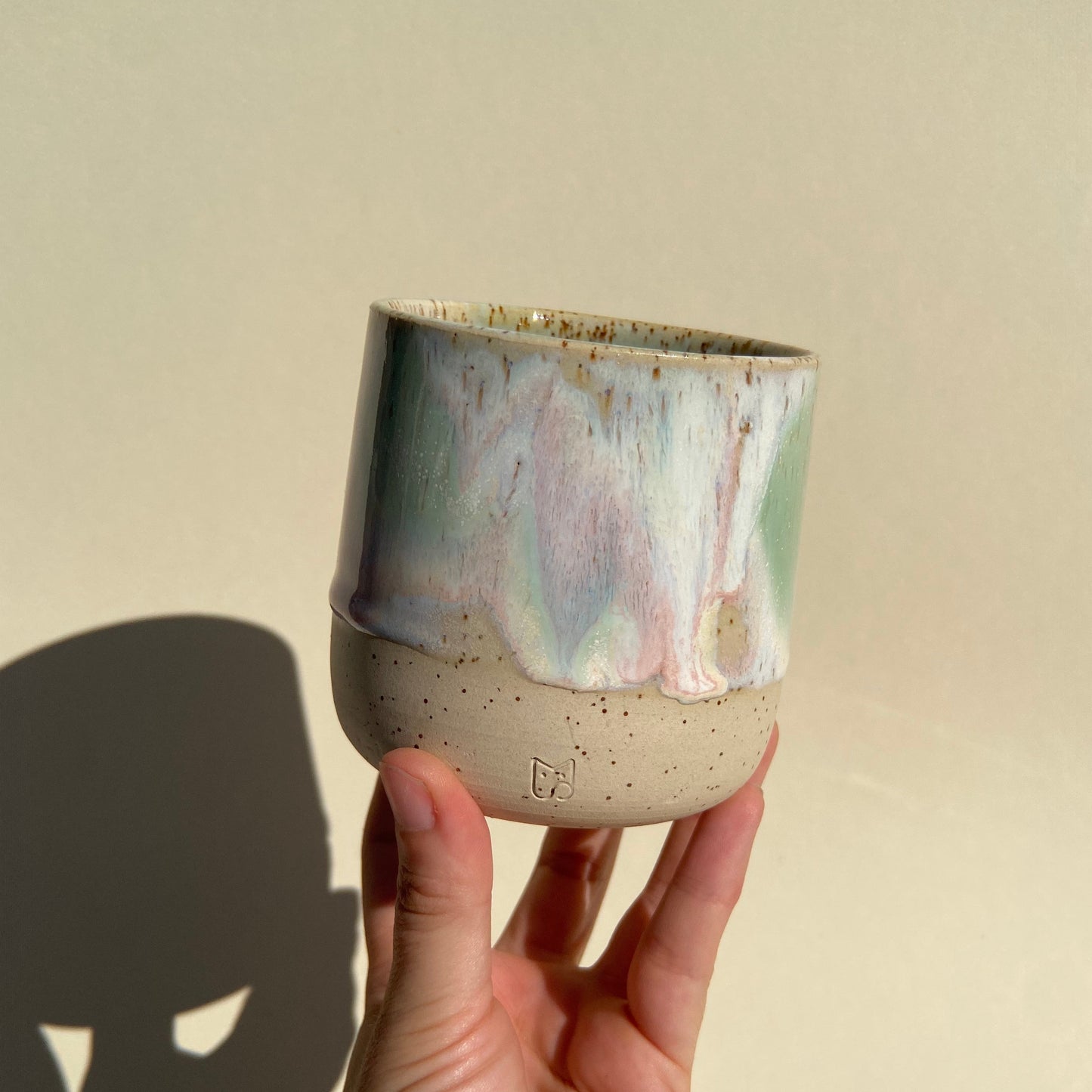 Handgefertigte Keramik Becher William Grün Rosa Studio Moki