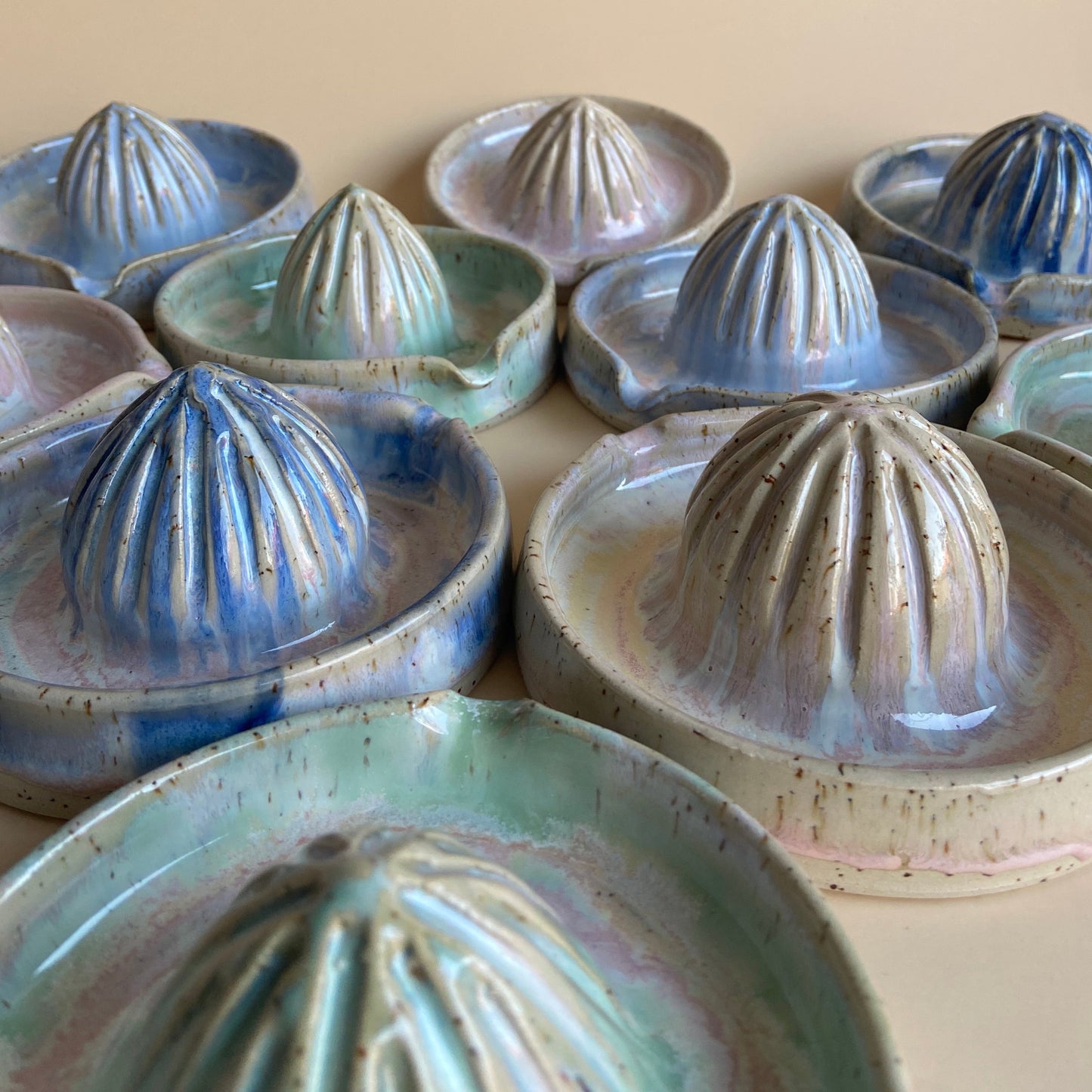 William Keramik Zitronenpresse hellgrün rosa Pastell Studio Moki