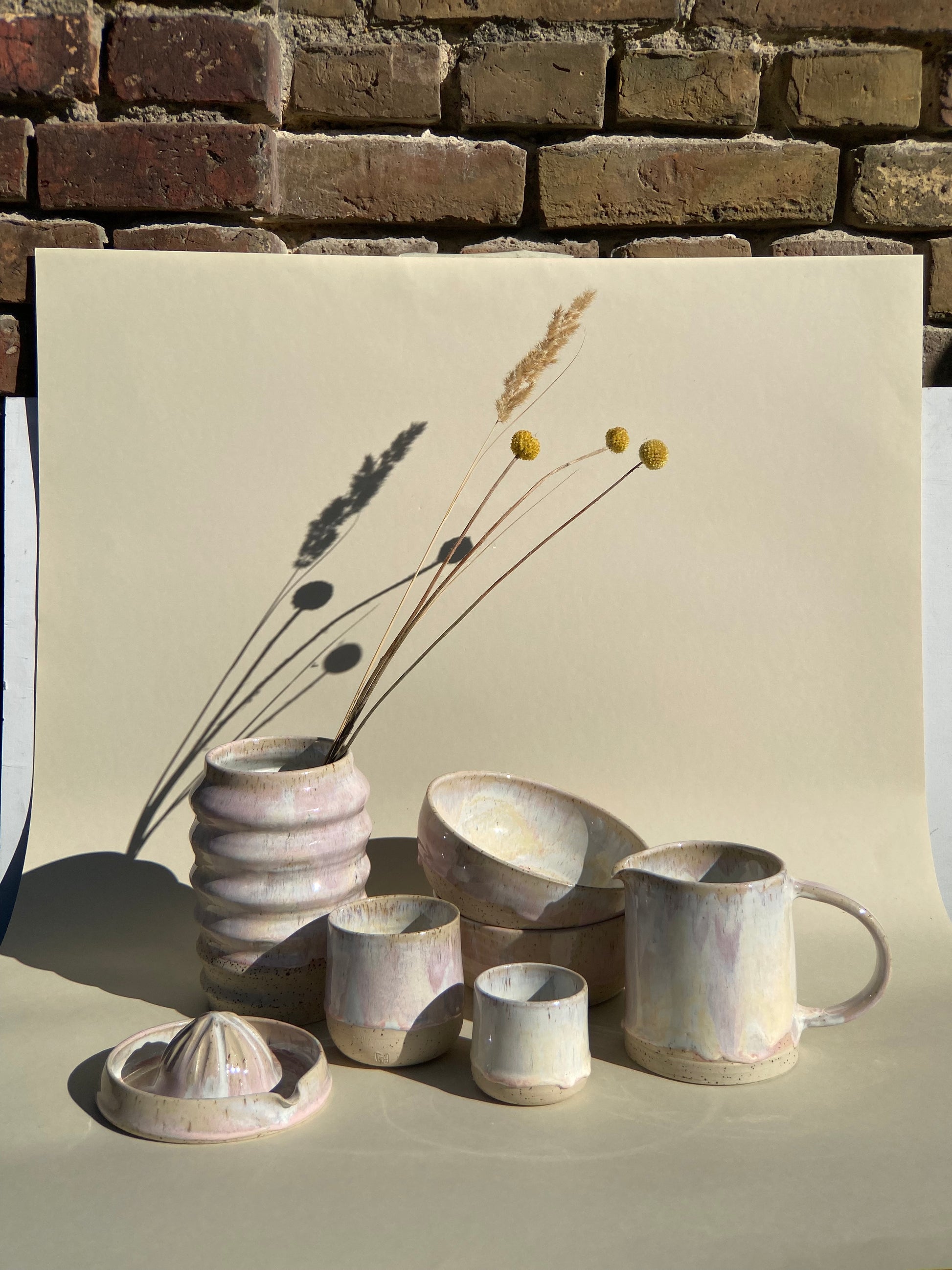 Handgefertigtes Keramik Geschirr Vase Zitronenpresse Becher Schale Kanne Studio Moki Rosa Creme Pastell Versandkostenfrei ab 100€