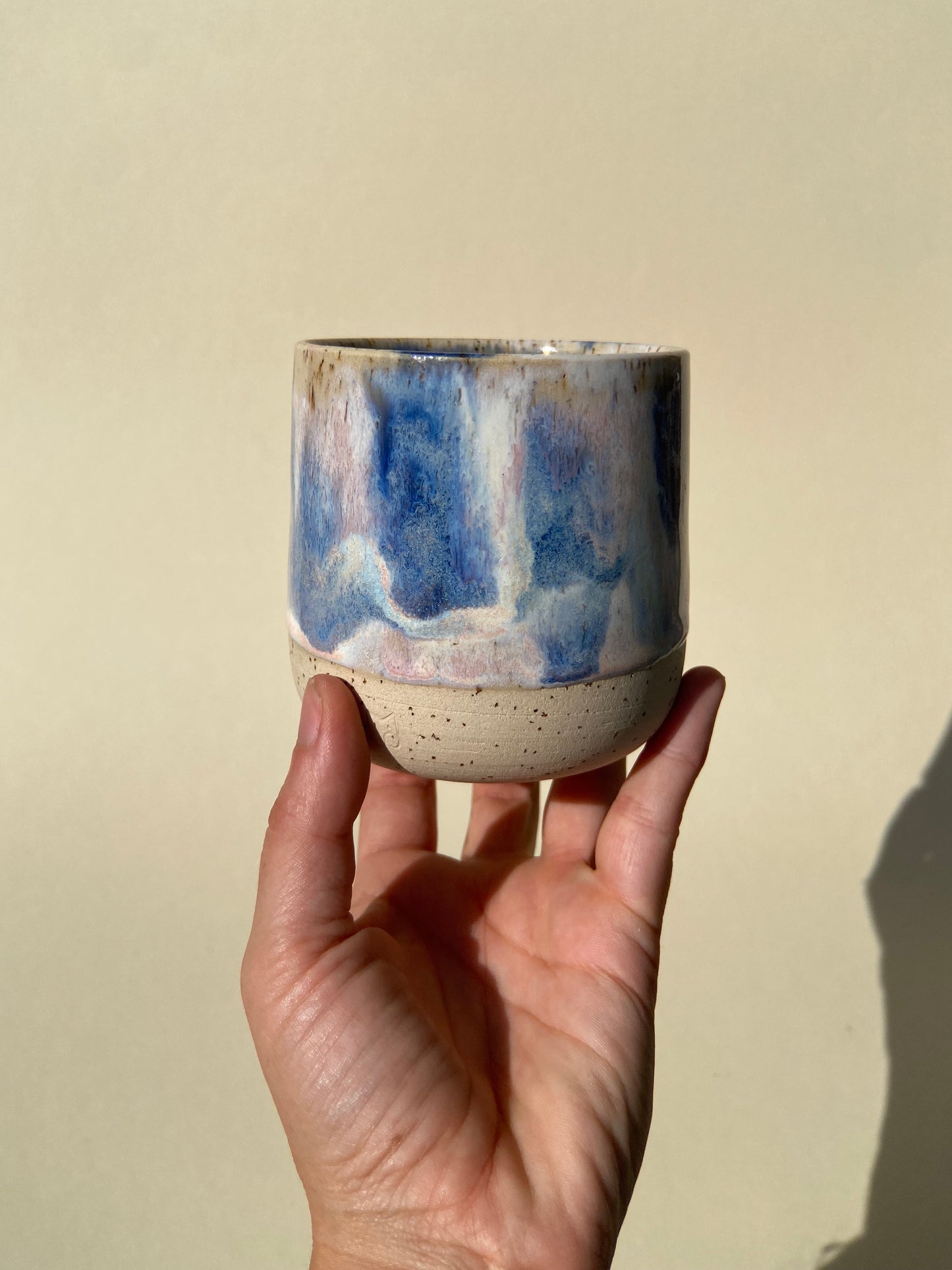 Keramikbecher Kaffee Tee Kandinsky Studio Moki Handgefertigt Blau und Rosa Versandkostenfrei ab 100€