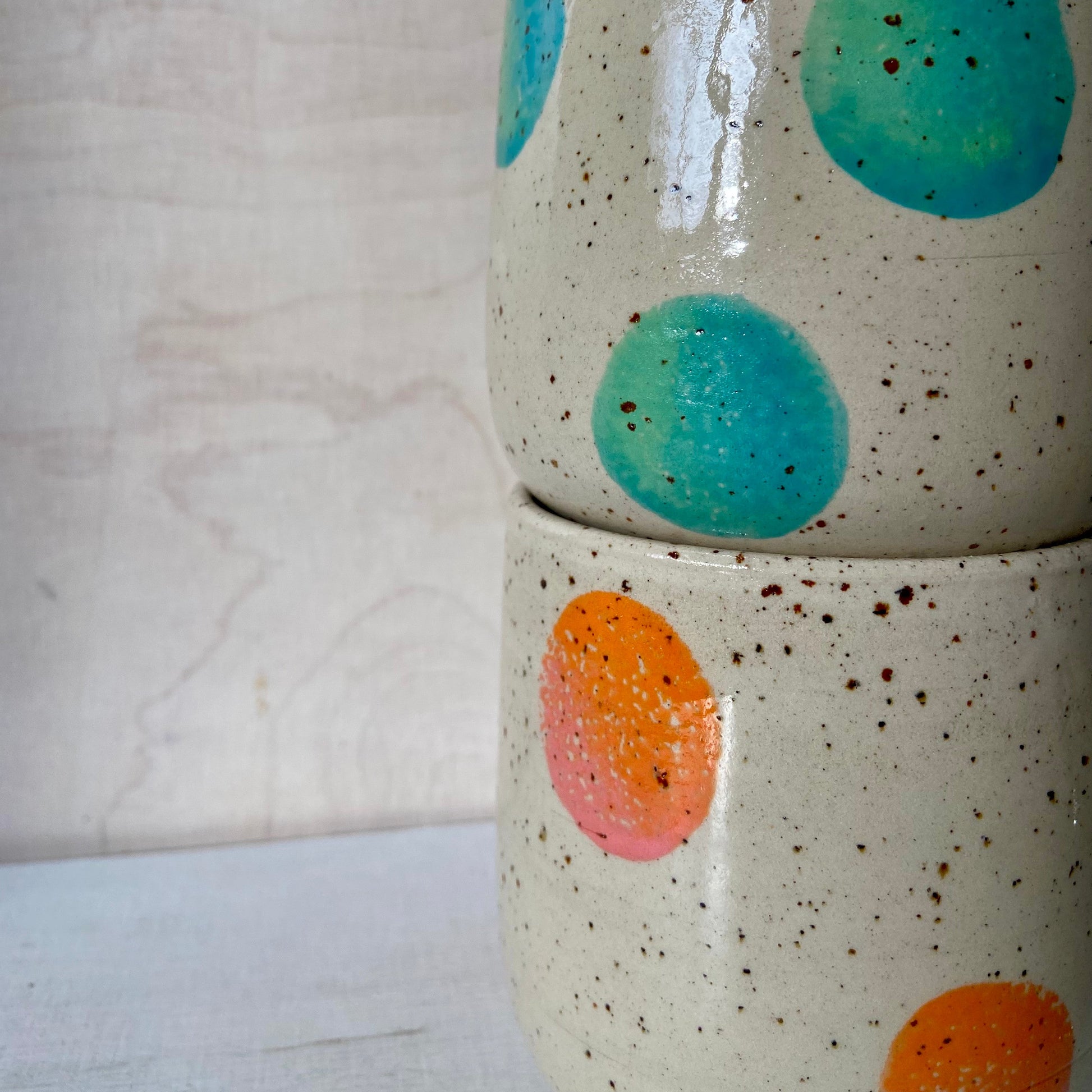 alt="Detailaufnahme Dots Cup Keramik Glasur und handgemalte Punkte, Studio Moki"