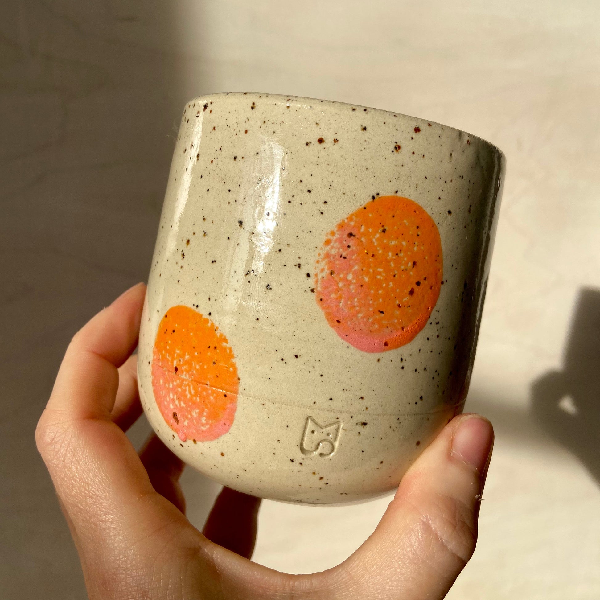 alt="Dots Cup Keramikbecher Studio Moki – handgefertigt, Steinzeug, 300ml, Pastellfarben, Princess Peachy"