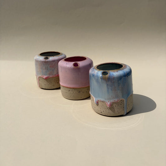 Drei handgefertigte Keramik To-Go-Becher von Studio Moki in den Glasuren Strawberry_Icecream und Kandinsky_unglasierter Steinzeug-Sockel mit farbiger Dripping-Glasur