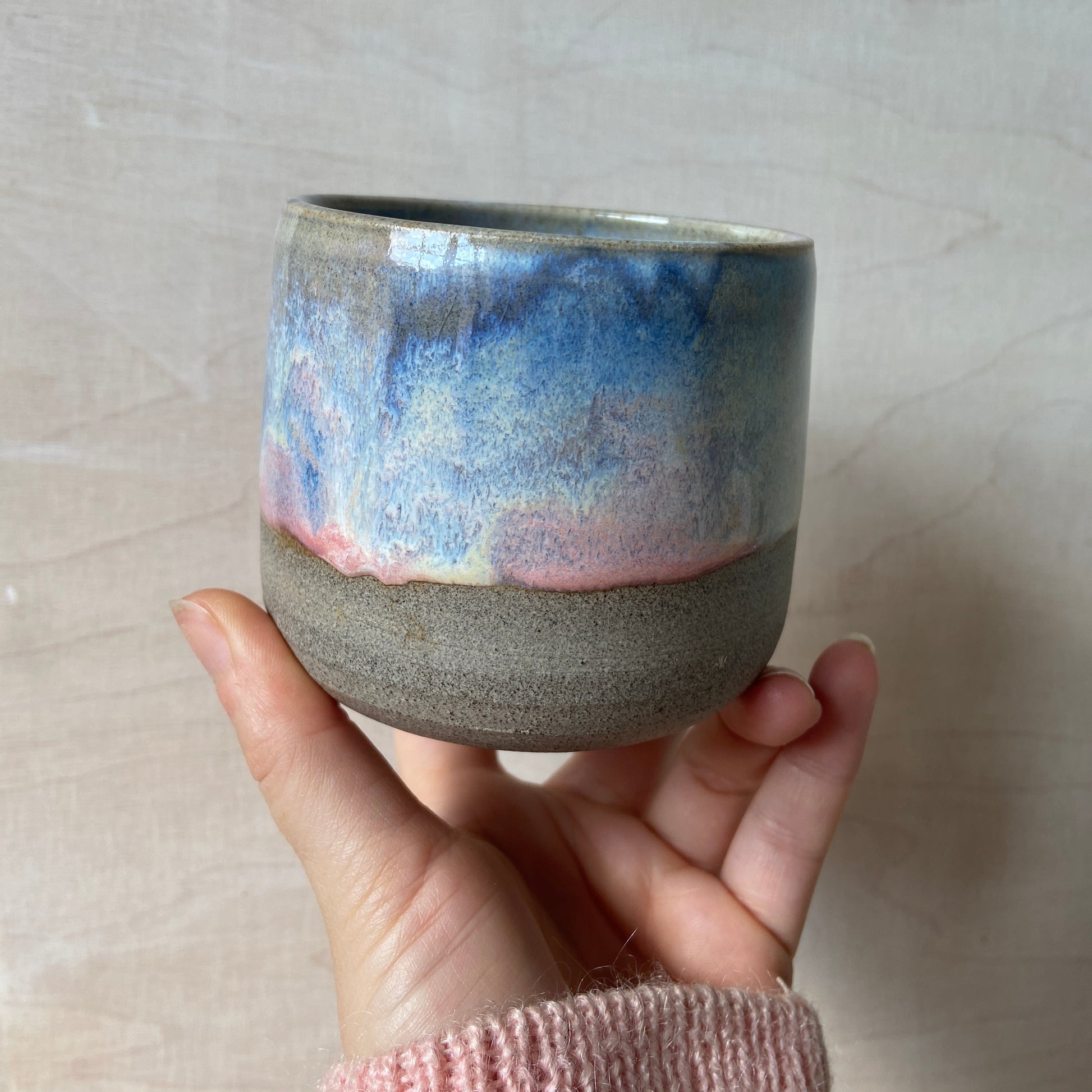 Handgefertigte Keramik Becher Universe Grau Bunt Becher Studio Moki