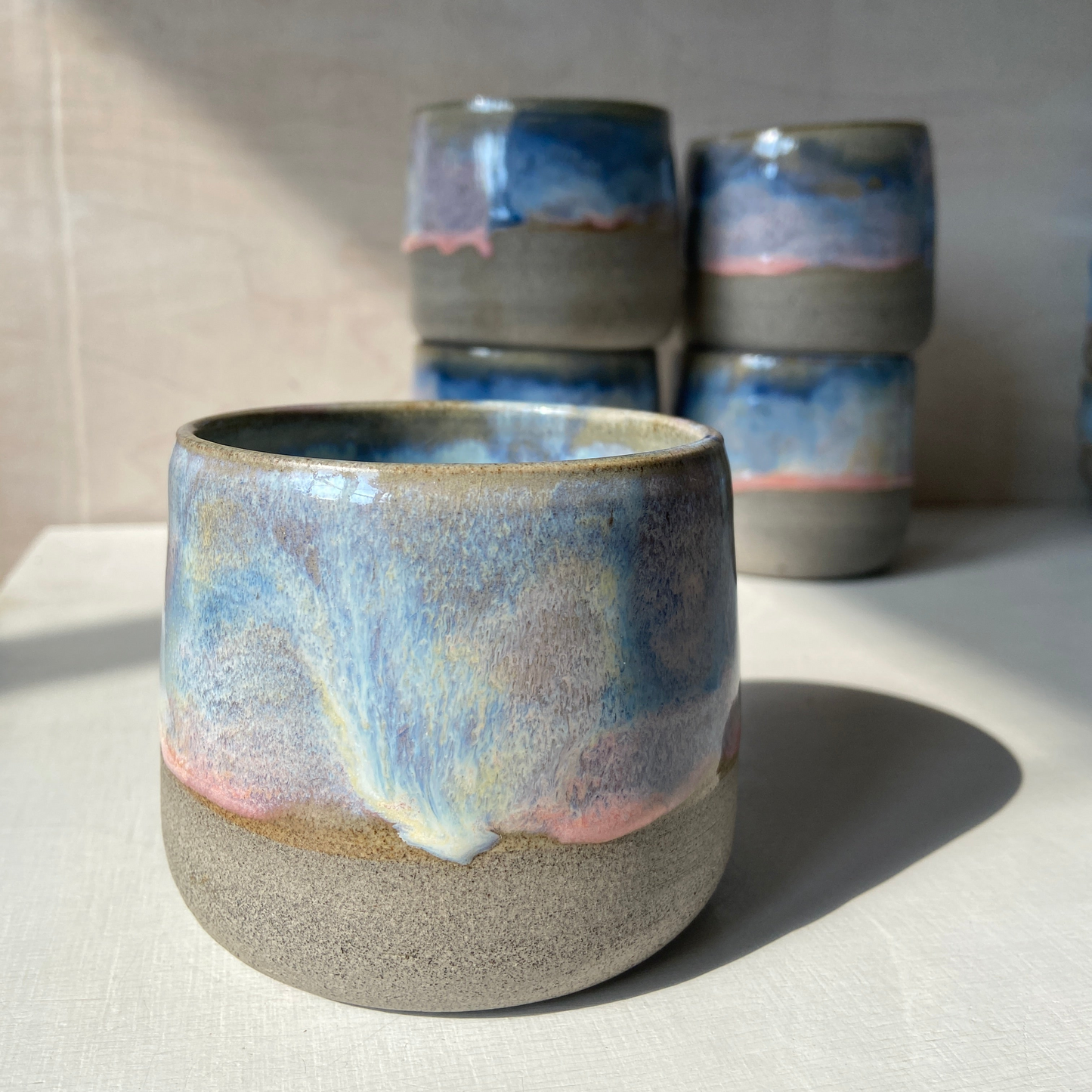 Handgefertigte Keramik Becher Universe Grau Bunt Becher Studio Moki