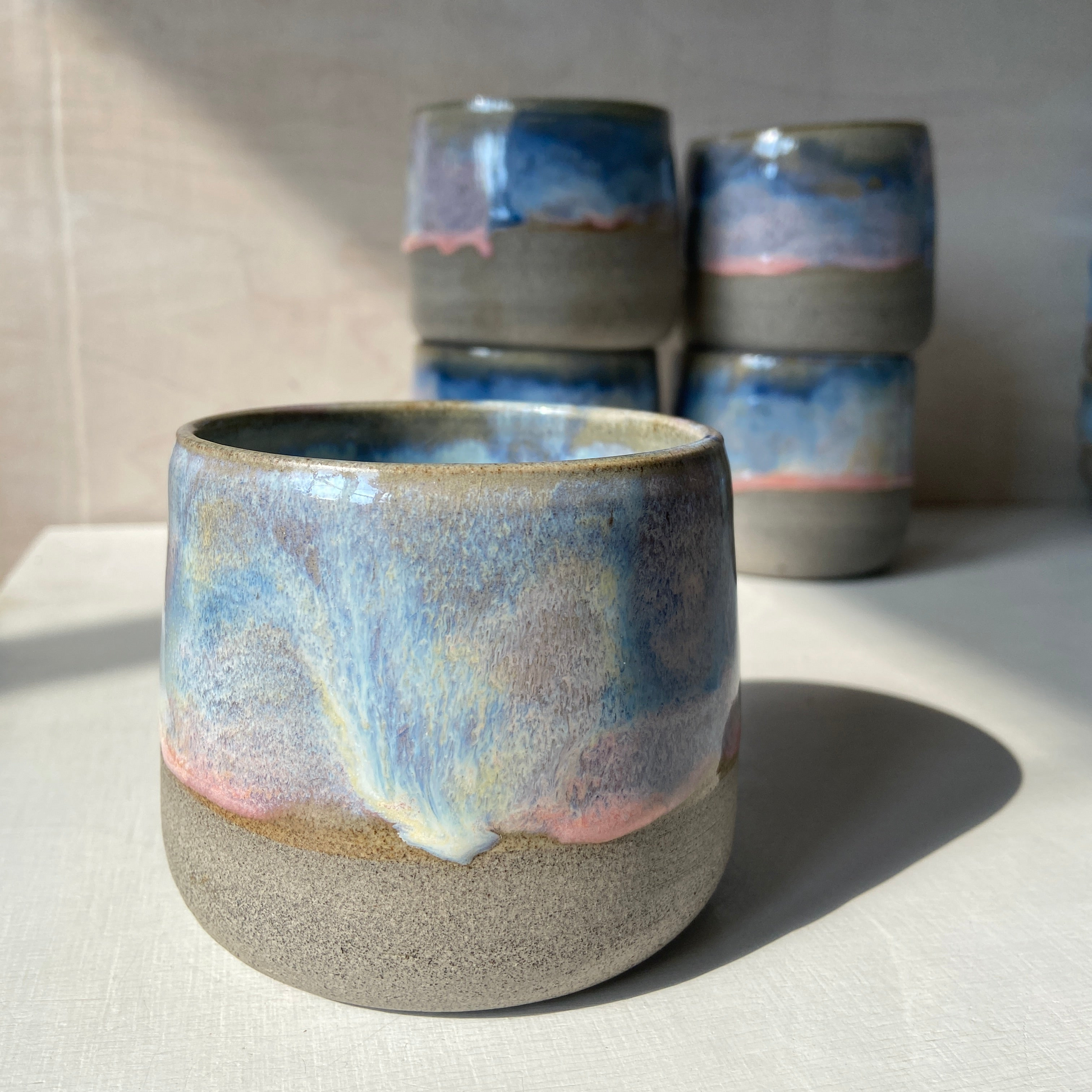 Handgefertigte Keramik Becher Universe Grau Bunt Becher Studio Moki