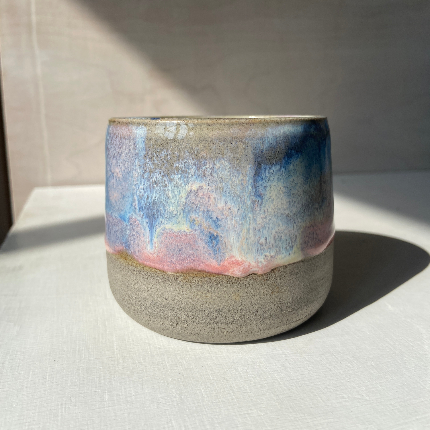 Handgefertigte Keramik Becher Universe Grau Bunt Becher Studio Moki