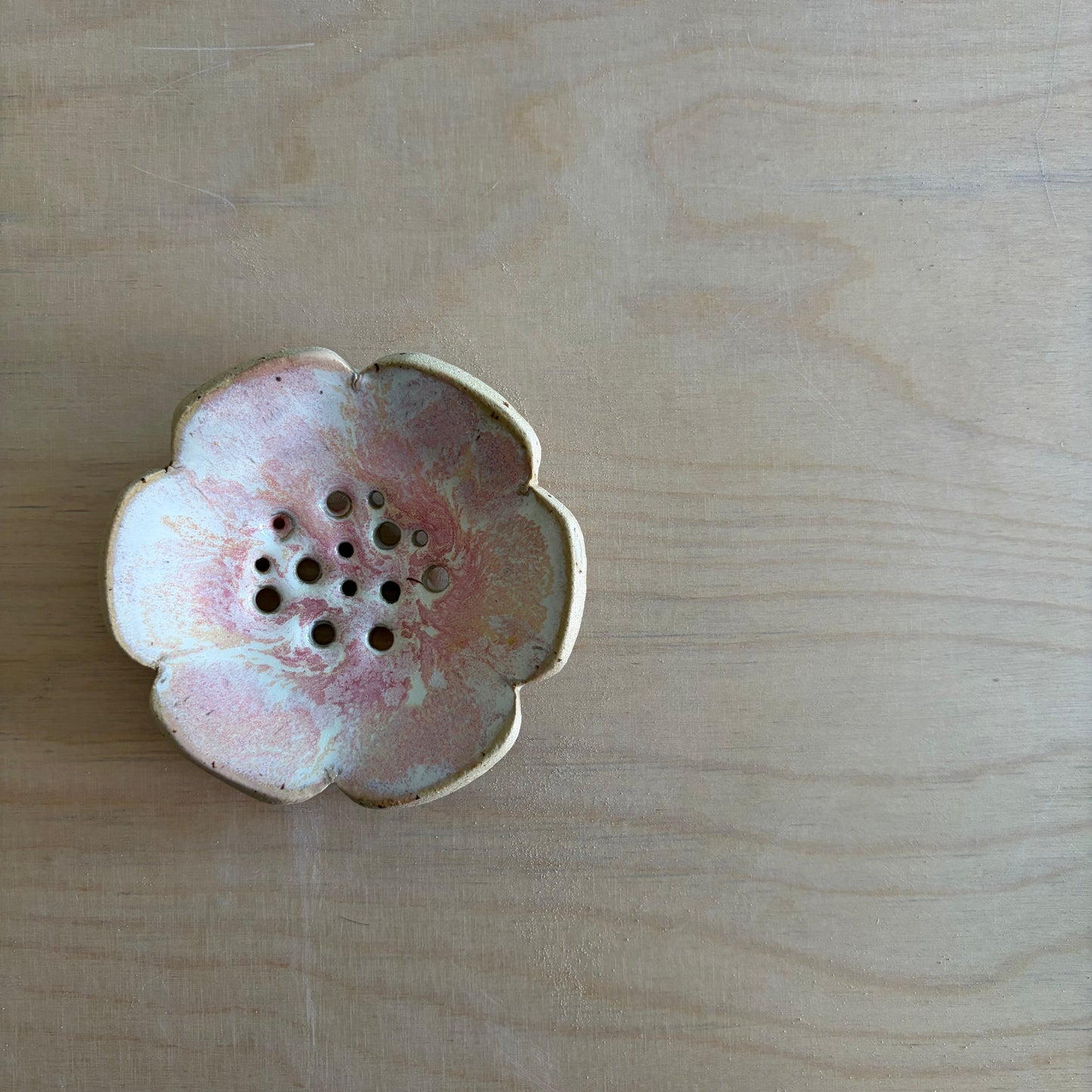 Wiebke von Studio Moki hält zwei handgemachte Keramik Blumenretter in Blumenform – Steinzeug aus Brandenburg, in der Glasur Icecream