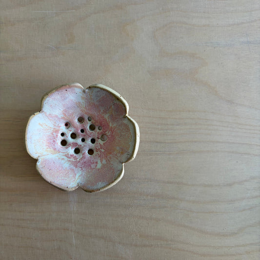 Wiebke von Studio Moki hält zwei handgemachte Keramik Blumenretter in Blumenform – Steinzeug aus Brandenburg, in der Glasur Icecream