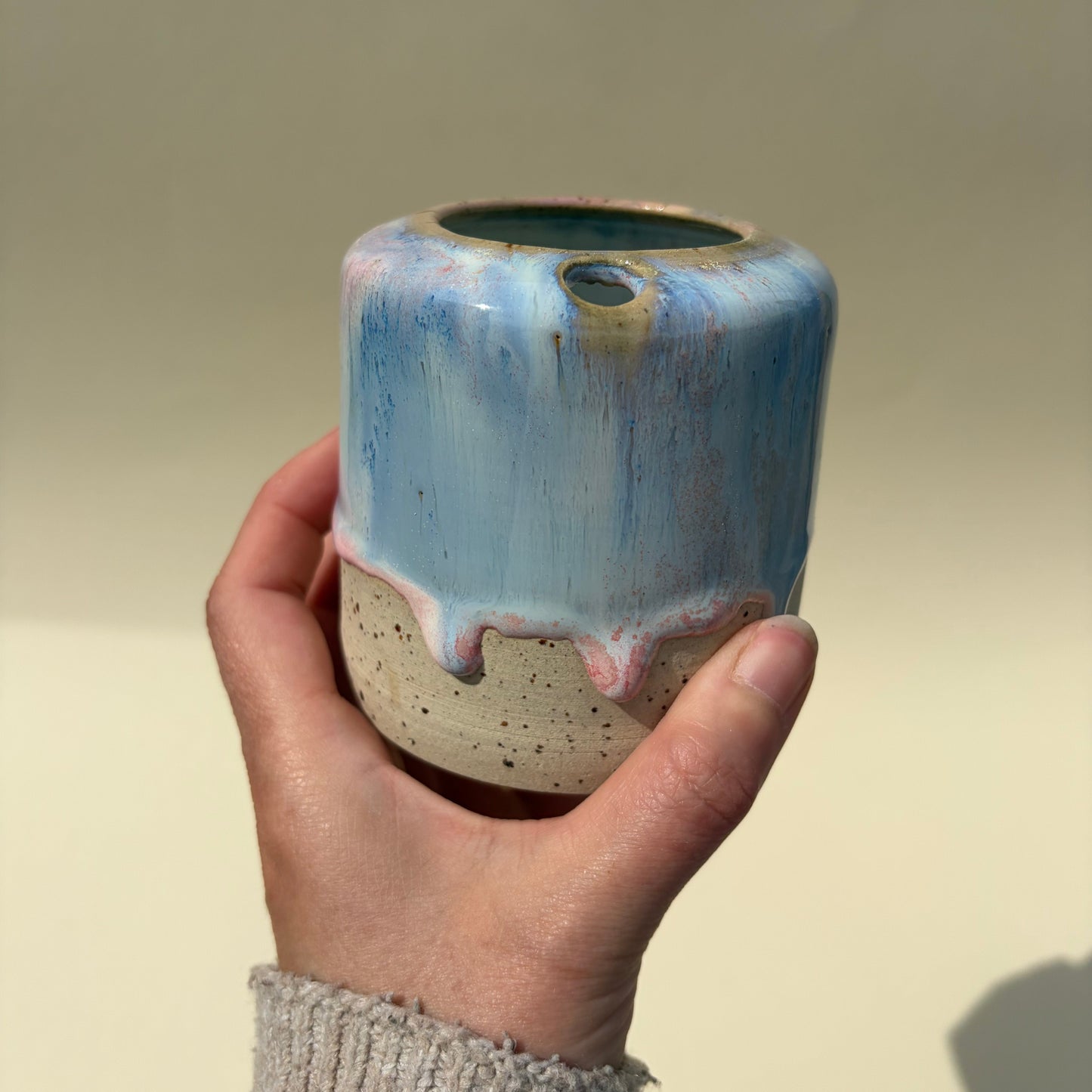 Handgemachter Keramik To-Go-Becher Studio Moki Glasur Kandinsky_blau-rosa Glasur mit Dripping-Effekt auf Steinzeug_Einzelstueck Hand
