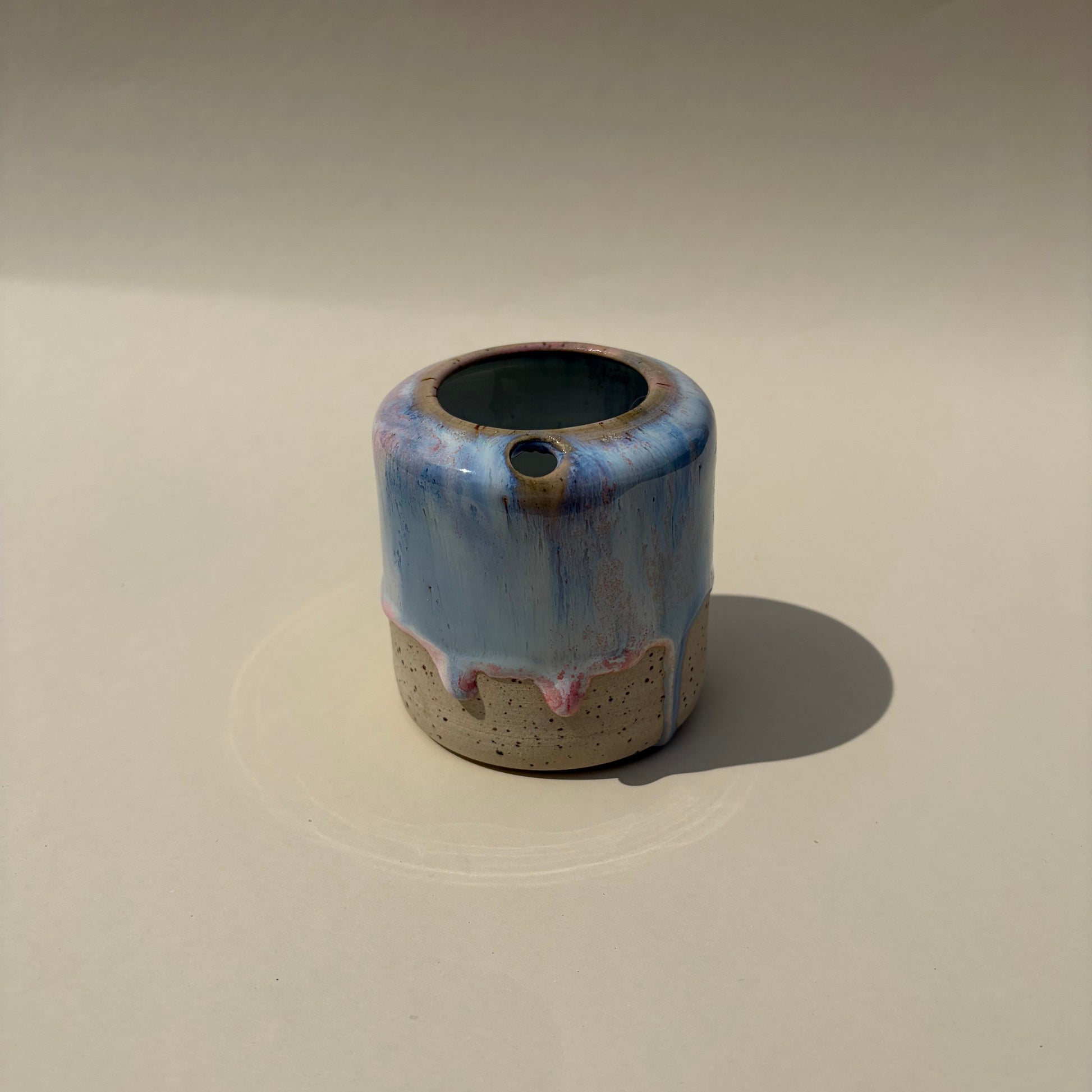 Handgemachter Keramik To-Go-Becher Studio Moki Glasur Kandinsky_blau-rosa Glasur mit Dripping-Effekt auf Steinzeug_Einzelstueck