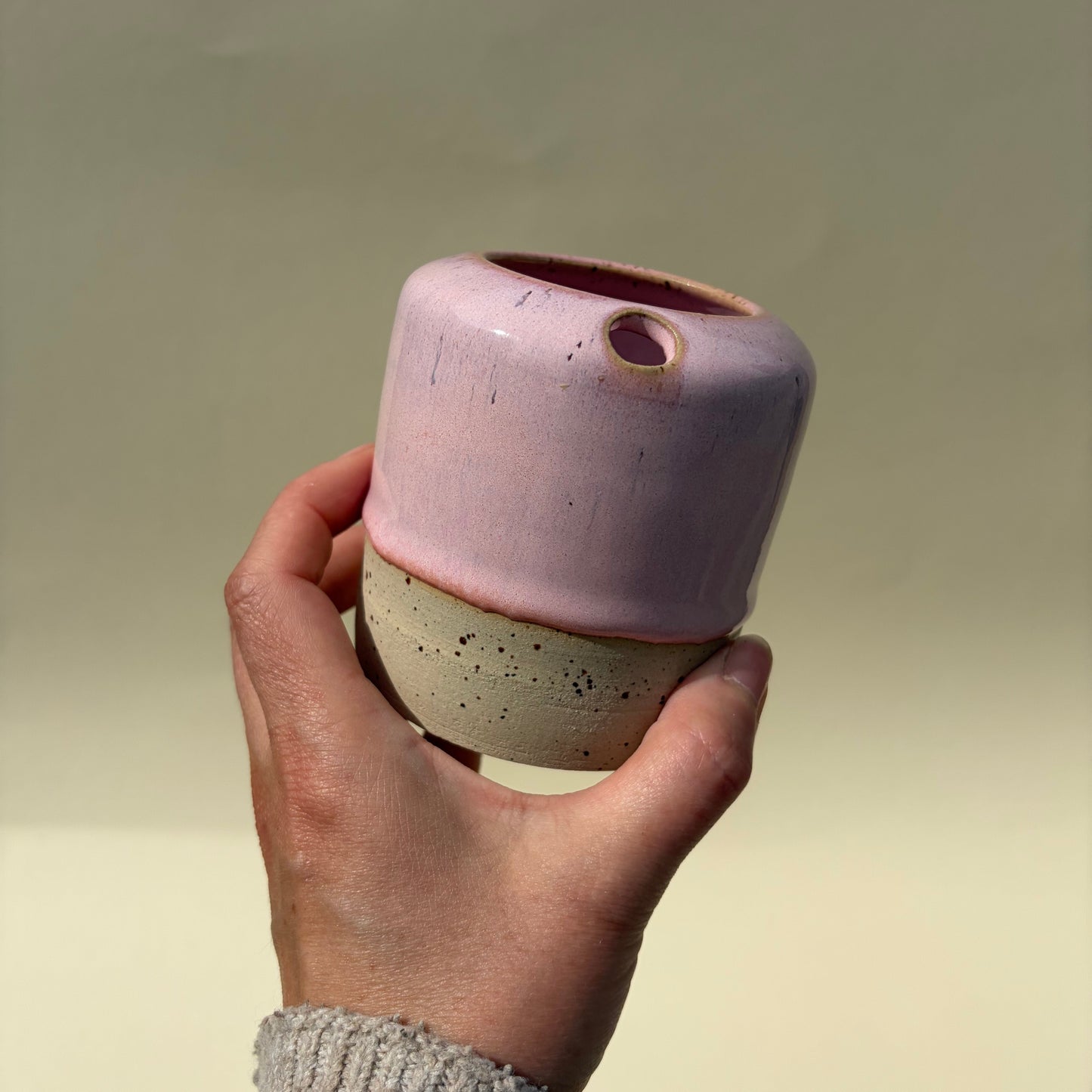 Handgemachter Keramik To-Go-Becher Studio Moki Glasur Strawberry_rosa Glasur auf Steinzeug_250ml_mit Trinkoeffnung Hand
