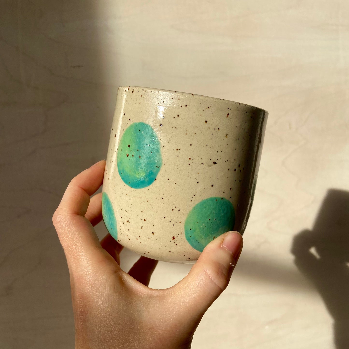 alt="Dots Cup Keramikbecher Studio Moki Minty Punch – glatt glasierte Steinzeug Keramik, 300ml