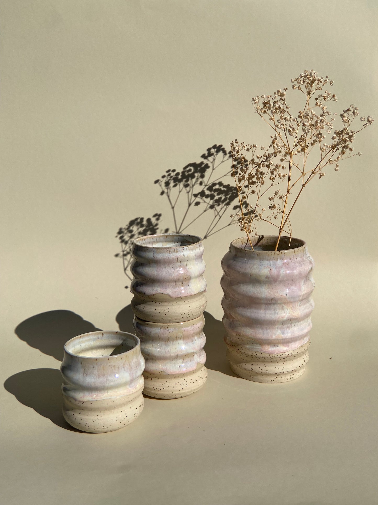 Wavie Icecream Becher Vase Handgefertigte Keramik Studio Moki Pastell Rosa Weiß Versandkostenfrei ab 100€ 